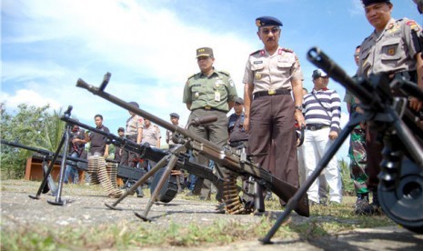  Kapolda Aceh Irjen Pol Herman Effendi (tengah) dan Danrem 011 LW Kol.Inf. Rachim Siregar (kiri) melihat kelengkapan persenjataan milik TNI dan POLRI saat uji senjata di lapangan tembak Brimob Kompi-4 Jeulikat Lhokseumawe, Provinsi Aceh. 