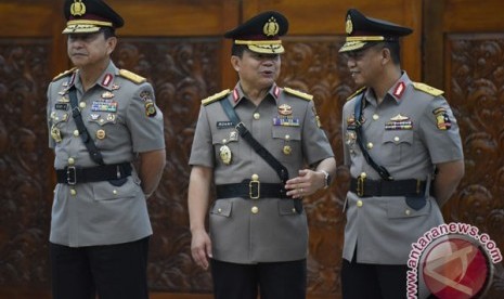 Kapolda Bali Irjen Pol Ronny F. Sompie (tengah) berbincang dengan Kadiv Humas Brigjen Pol. Anton Charliyan (kanan)dan mantan Kapolda Bali Irjen Pol. Benny Mokalu (kiri) pada serah terima jabatan (sertijab) di Mabes Polri, Jakarta, Selasa (17/3). Dalam kese