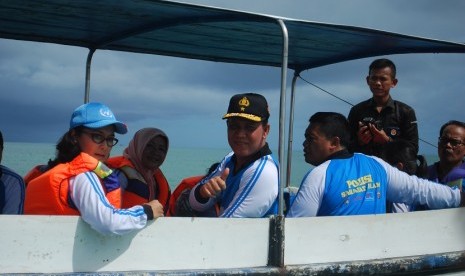 Kapolda Banten Boy Rafli Amar saat meninjau penanaman terumbu karang di Tanjung Lesung, Banten, Selasa (28/4)