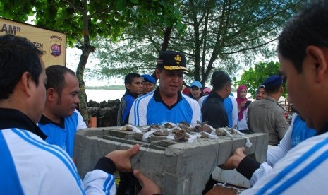 Kapolda Banten Boy Rafli Amar (tengah) dalam kegiatan 'Polisi Sahabat Alam Penanaman Terumbu Karang Oleh Kapolda Banten di Perairan Tanjung Lesung', Selasa (28/4) di Tanjung Lesung  Beach Club, Banten