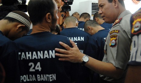 Kapolda Banten Brigjen Boy Rafli Amar (kanan) berbicara dengan pelaku pencurian dan kekerasan (curas) atau begal motor, di Mapolda Banten, Kamis (12/3).