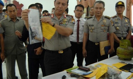 Kapolda Banten Brigjen Boy Rafli Amar (tengah) memperlihatkan barang bukti pencurian dan kekerasan (curas), di Mapolda Banten, Kamis (12/3). 