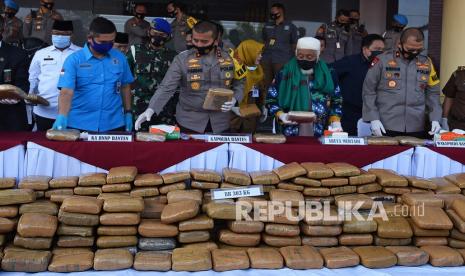 Kapolda Banten Irjen Pol Fiandar (tengah) didampingi Kepala BNN Banten Tantan Sulistyana (kedua kiri) tokoh masyarakat KH Muhtadi (kedua kanan) dan Wakapolda Brigjen Wirdhan Denny (kanan) memeriksa barang bukti paket ganja saat rilis Pengungkapan Penyelundupan 303 Kilogram Ganja Kering di Mapolda Banten, di Serang, Rabu (19/8/2020). Jajaran Diresnarkoba Polda Banten berhasil menangkap 14 tersangka kawanan pengedar narkoba yang akan menyelundupkan ganja dari Aceh tujuan Jakarta dengan barang bukti 303 kilogram ganja kering.