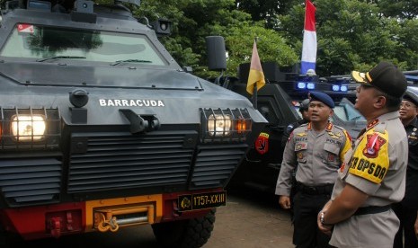 Kapolda Banten Irjen Pol Tomsi Tohir (kanan).