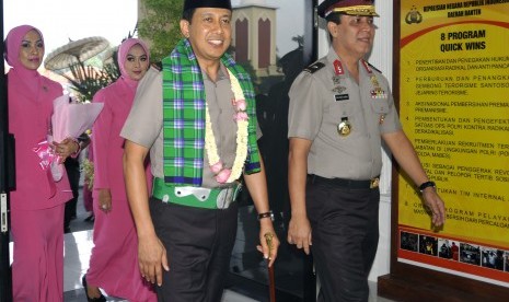 Kapolda Banten yang baru Brigjen Ahmad Dofiri (tengah) memasuki gedung Mapolda Banten bersama pejabat lama Brigjen Boy Rafly Amar (kanan) dan isteri usai upacara serah terima jabatan (sertijab) di Mapolda Banten, di Serang, Senin (25/4).