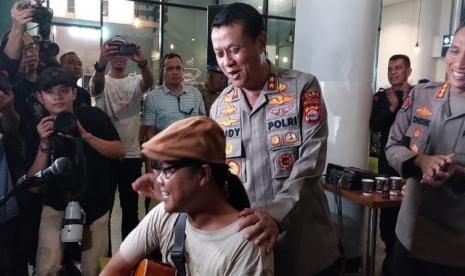 Kapolda Banten Irjen Pol Prof Rudy Heriyanto menyapa musisi di tengah kesibukannya pantau arus mudik lebaran di Pelabuhan Merak, Banten.