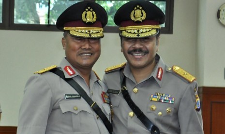 Kapolda Daerah Istimewa Yogyakarta Brigjen Pol Haka Astana (kanan) berfoto bersama pejabat lama Brigjen Pol Sabar Raharjo (kiri) usai pelaksanaan Serah terima jabatan di Mabes Polri, Jakarta, Senin (8/4).