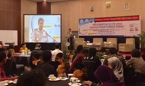 Kapolda DIY Brigjen Polisi Drs Ahmad Dofiri MSi membuka Seminar Cyber Law 4 AMIK BSI Yogyakarta.        