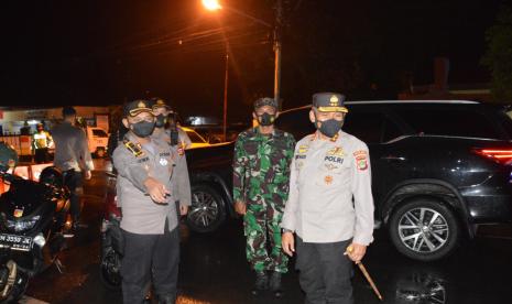 Kapolda Gorontalo, Irjen Pol Dr Akhmad Wiyagus bersama Danrem Danrem 133/Wartabone,  Brigjen TNI Bagus Antonov Hardito, dan Kapolres Gorontalo Kota, AKBP Desmont Harjendro SIK, saat meninjau kegiatan keagamaan di sejumlah gereja di Kota Gorontalo.