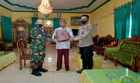 Kapolda Gorontalo, Irjen Pol Dr Akhmad Wiyagus saat bersilaturahmi ke kediaman Ketua Forum Kerukunan Umat Beragama (FKUB) Provinsi Gorontalo, KH Abdul Rasyid Kamaru. 