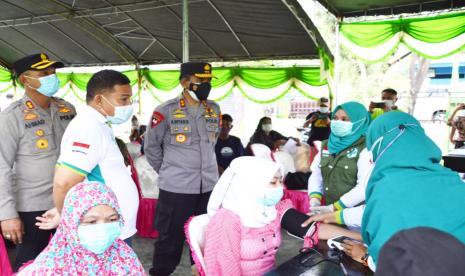 Kapolda Gorontalo, Irjen Pol Dr Akhmad Wiyagus, saat meninjau vaksinasi massal di Lapangan Karya, Desa Datahu, Kecamatan Tibawa, Kabupaten Gorontalo dan di Sekolah Polisi Negara (SPN) Polda Gorontalo.