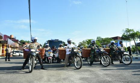  Kapolda, Gubernur Erzaldi beserta forkopimda membagikan paket bansos langsung kepada warga yang membutuhkan di Kelurahan Semabung Baru dan Kelurahan Rawa Bangun, Pangkalpinang.