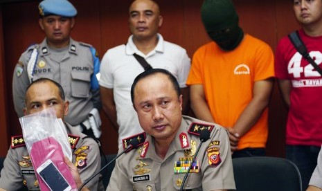 Kapolda Jabar Irjen Agung Budi Maryoto (tengah) memberikan keterangan terkait penangkapan pelaku dugaan penyebaran ujaran kebencian terhadap Iriana Joko Widodo berinisial DI di Mapolrestabes Bandung, Jawa Barat, Selasa (12/9). 