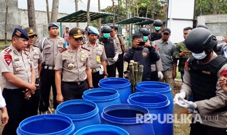 Kapolda Jabar Irjen Pol Agung Budi Maryoto (berkecamata) menyaksikan pemusnahan sebanyak empat ton potasium dan 500 kg sulfur bahan untuk membuat petasan di Mako Brimob Polda Jabar, Cikeruh, Sumedang, Senin (30/10).