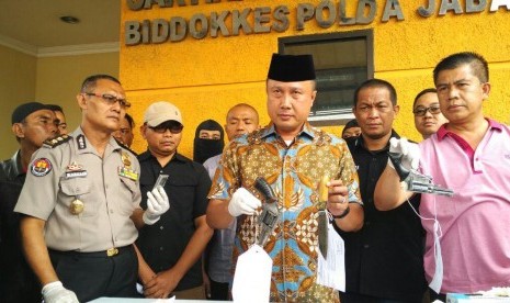  Kapolda Jabar Irjen Pol Agung Budi M menunjukkan senpi rakitan yang digunakan komplotan curanmor yang terlibat baku tembak dengan polisi di Jalan Damri, Cinambo, Kota Bandung, Ahad (19/11). Tiga anggota komplotan tewas dalam baku tembak tersebut