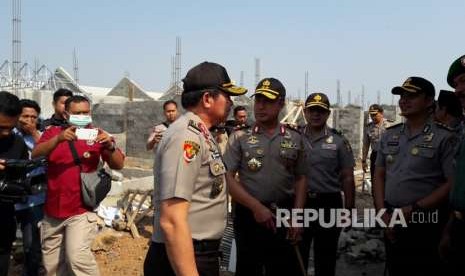 Kapolda Jabar, Irjen Pol Agung Budi Maryoto dan Aslog Kapolri, Irjen Asep Suhendar, didampingi Kapolres Indramayu, AKBP Arif Fajarudin, meninjau lokasi pembangunan  perumahan ‘Bumi Aman Sejahtera Bhayangkara’ di Kelurahan Margadadi, Kecamatan/Kabupaten Indramayu, Senin (13/8). 