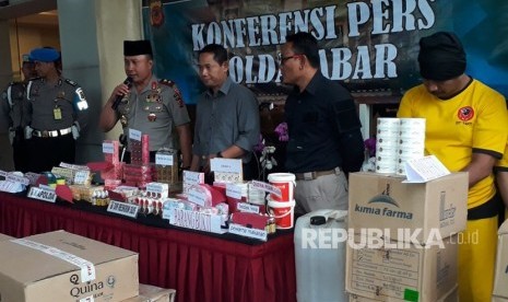 Kapolda Jabar, Irjen Pol Agung Budi Maryoto memberikan keterangan terkait kasus pemalsuan produk kosmetik berbagai merek terkenal di Mapolda, Selasa (20/2). 