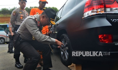 Kapolda Jabar Irjen Pol Agung Budi Maryoto mempraktekkan mekanisme ganjal untuk melayani pemudik saat meninjau arus mudik H-3 Lebaran di Jalur Selatan Lingkar Gentong, Kabupaten Tasikmalaya, Jawa Barat, Selasa (12/6).