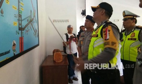 Kapolda Jabar Irjen Pol Agung Budi Maryoto mengecek kesiapan pos gentong di Kecamatan Kadipaten Kabupaten Tasikmalaya, Senin (28/5). 