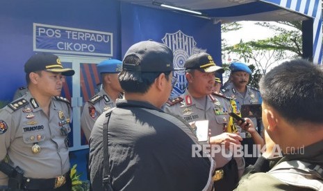 Kapolda Jabar Irjen Pol Agung Budi Maryoto, saat meninjau arus balik di Pos Terpadu Cikopo, Purwakarta, Rabu (20/6).