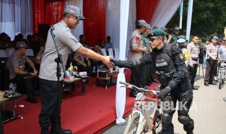 Kapolda Jabar, Irjen Pol Agung Budi Maryoto saat menyerahkan hadiah sepeda kepada anggota TNI yang bertugas mengamankan cabang balap sepeda Asian Game di Kabupaten Subang.