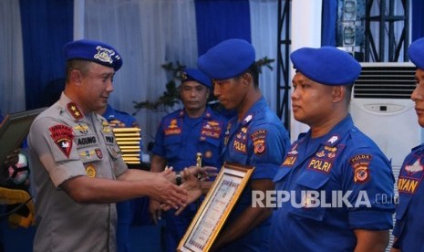 Kapolda Jabar Irjen Pol Agung Budi Maryoto saat menyerahkan penghargaan kepada anggota saat HUT 68 Polair.