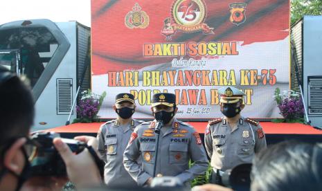 Kapolda Jabar, Irjen Pol Ahmad Dofiri saat melepas pendistribusian 20 ribu paket sembako dalam kegiatab bakti sosial menyambut HUT Bhayangkara ke 75 di Mapolda Jaba.