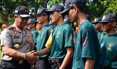 Kapolda Jabar Irjen Pol Anton Charliyan (kiri) bersalaman dengan mahasiswa saat Pendidikan Bela Negara (PBN) dihalaman Kampus Universitas Negeri Siliwangi (Unsil) Kota Tasikmalaya, Jawa Barat, Senin (9/1).