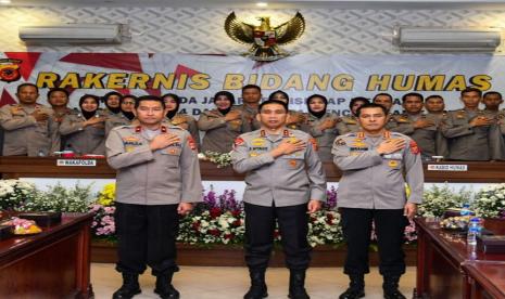 Kapolda Jabar, Irjen Pol Dr Akhmad Wiyagus (tengah) didamping Wakapolda Jabar, Brigjen Pol Bariza Sulfi (kiri) dan Kabid Humas Kombes Pol Ibrahim Tompo (kanan) berfoto bersama peserta Rakernis Bidang Humas.