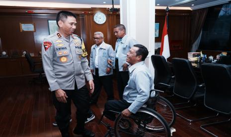 Kapolda Jabar, Irjen Pol Dr Akhmad Wiyagus saat berbincang dengan Ketua III PPDI Jawa Barat, Djumono, usai acara audiensi.