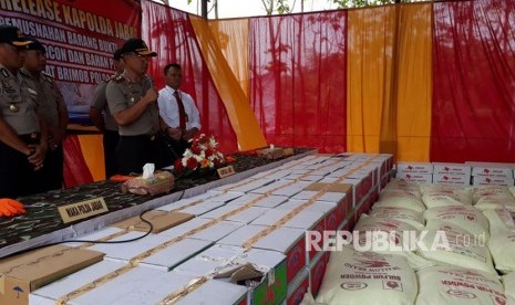 Kapolda Jabar Irjen Pol Drs Agung Budi M menyaksikan pemusnahan sebanyak empat ton potasium dan 500 kg sulfur bahan untuk membuat petasan di Mako Brimob Polda Jabar, Cikeruh, Sumedang, Senin (30/10) Bahan tersebut disita jajaran Polres Indramayu dari sebuah pabrik petasan beberapa waktu lalu.