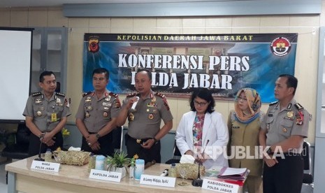  Kapolda Jabar, Irjen Pol Drs Agung Budi Maryoto (tengah) memberikan keterangan kepada para wartawan di RS Polri Sartika Asih Bandung, terkait kasus penganiayaan terhadap pimpinan Pinpes Al Hidayah, Kampung Sentiong, Desa Cicalengka, Kabupaten Bandung, KH Umar Basri.