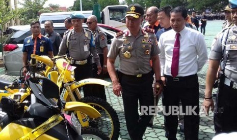 Kapolda Jabar Irjen Pol Drs Agung Budi Maryoto didampingi Dirkrimsus Kombes Pol Samudi, SiK, MH menyampaikan rilis kasus penipuan jamaah umrah dan haji oleh PT SBL di Mapolda Jabar, Selasa (30/1).