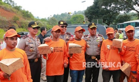 Kapolda Jabar, Irjen Pol Drs Agung Budi Maryoto, Kakor Shabara Irjen Pol Sudjarno bersama tim ganjal mitra Satlantas Polres Tasikmalaya di Pos Terpadu Letter U Gentong. 