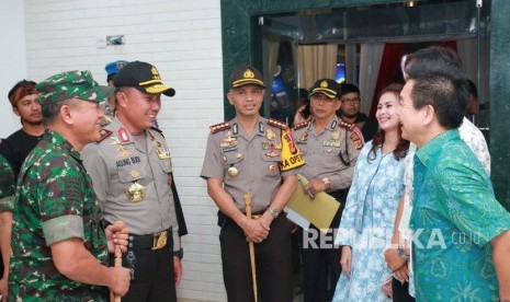 Kapolda Jabar, irjen Pol Drs Agung Budi Maryoto (kedua dari kiri) didampingi Pangdam III Siliwangi Mayjen TNI Besar Harto Karyawan saat meninjau  TPS 4 Jl Ir H.Juanda No 8 Kel. Citarum, Kota Bandung, Selasa (26/6).