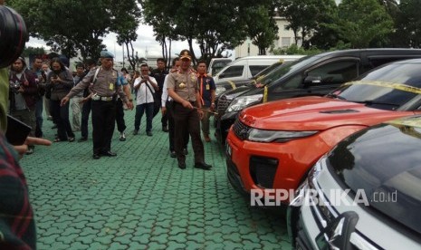 Kapolda Jabar Irjen Pol Drs Agung Budi Maryoto menunjukan sejumlah mobil mewah yang disita dari PT SBL yang diduga telah melakukan penipuan terhadap 12.845 calon jamaah umrah.