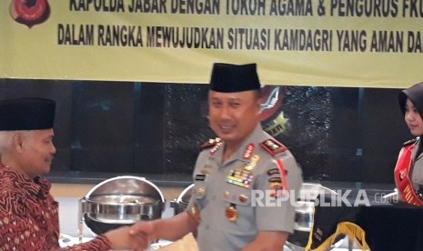 Kapolda Jabar, Irjen Pol Drs Agung Budi Maryoto menyerahkan cenderamata kepada Ketua FKUB Jabar, H Rafani Achyar di Mapolda Jabar beberapa waktu lalu.