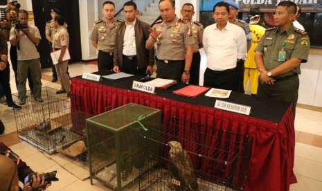 Kapolda Jabar, Irjen Pol Drs Agung Budi Maryoto saat rilis pengungkapan kasus jual beli burung elang melalui medis sosial.