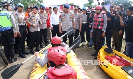 Kapolda Jabar, Irjen Pol Drs Agung Budi Maryoto saat melakukan pengecekan kesiapan personel gabungan arus mudik dan balik lebaran 2018 di jalur selatan.