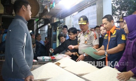 Kapolda Jabar, Irjen Pol Drs Agung Budi Maryoto (tengah) didampingi Ketua Tim Satgas Pangan, Kombes Pol Samudi, SiK (kedua dari kanan) melakukan sidak ke Pasar Sarijadi dan Kosambi Kota Bandung.