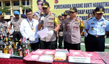 Kapolda Jabar Irjen Pol Drs Rudy Sufahriadi saat memusnahkan narkotika dan miras di Mapolda. 