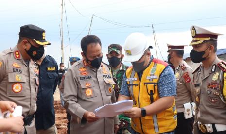 Kapolda Jabar, Irjen Pol Drs Suntana saat meninjua kesiapan ruas Jalan Tol Cisundawu yang akan digunakan untuk arus mudik jika terjadi kemacetan di jalur arteri Sumedang.