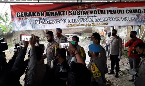 Kapolda Jabar, Irjen Pol Rudi Supahriadi mendatangi rumah-rumah warga untuk membagikan paket sembako.