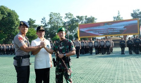 Kapolda Jabar, Irjen Pol Rudy Sufahriadi, Gubernur Jabar Ridwan Kamil dan Pangdam III Siliwangi, Mayjen TNI Tri Soewandono melakukan salam komando usai Apel Konsolidasi Operasi Ketupat Lodaya 2019 dan Kesiapan Sidang Perselisihan Hasil Pemilu di Mapolda.