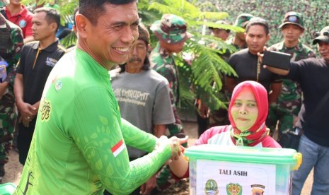 Kapolda Jabar, Irjen Pol Rudy Supahriadi melakukan bakti sosial dan penanaman pohon di Jembatan Biru Taman Edukasi Citarum Hatum, Kecamatan Dayeuhkolot, Kab Bandung.