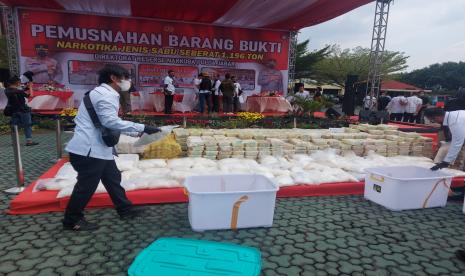 Kapolda Jabar, Irjen Pol Suntana memimpin pemusnahan barang bukti sabu seberat 1 ron di Mapolda.