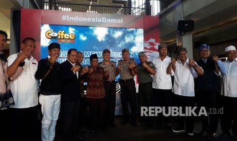 Kapolda Jabar, Pangdam III Siliwangi berfoto bersama dengan empat paslon dalam acara silaturahmi kamtibmas.