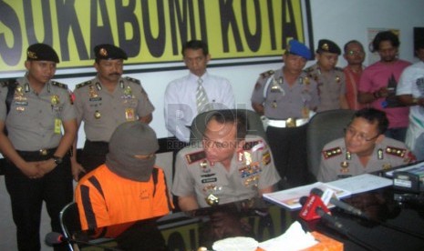 Kapolda Jabar Irjen Pol M Iriawan tampak berbicara dengan tersangka pencabulan seratusan anak AS alias Emon (24 tahun) di Mapolres Sukabumi Kota, Rabu (7/5).