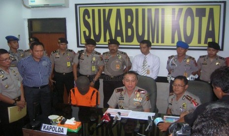 Kapolda Jabar Irjen Pol M Iriawan tampak berbicara dengan tersangka pencabulan seratusan anak AS alias Emon (24 tahun) di Mapolres Sukabumi Kota, Rabu (7/5).