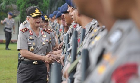 Kapolda Jateng Irjen Condro Kirono menyalami anggota Brimob yang akan diberangkatkan ke Jakarta.